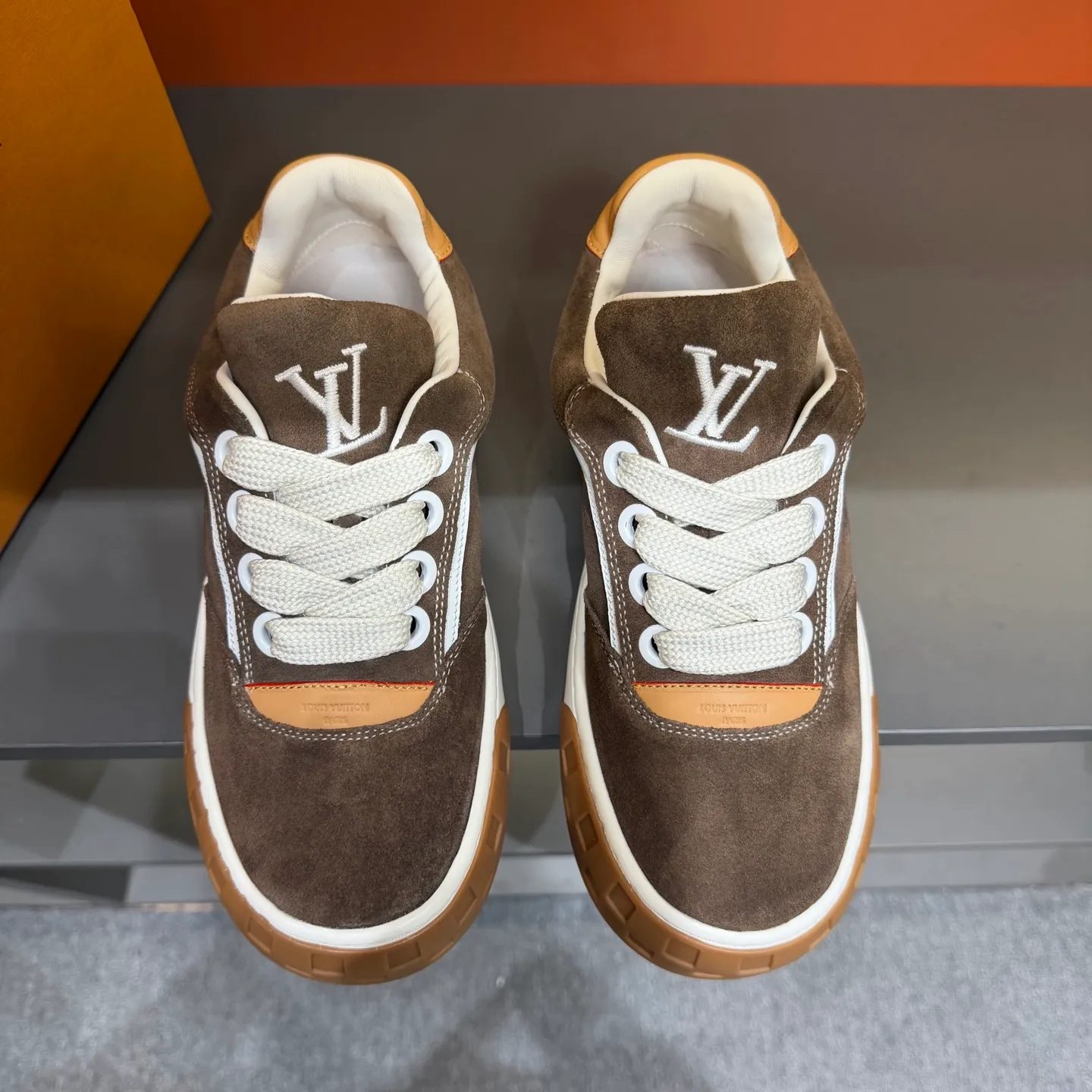 Factory price: 480💰Top version LV-Louis Vuitton-classic catwalk new model, empty glue process, original version 1:1 development! ! The upper foot is very comfortable. It is made of luxurious materials and fine workmanship. The midsole is printed with English letters "Made in Europe". The upper is made of calfskin imported from Italy. The side is decorated with the brand's LOGO and signature. The latest latex foot pads and mesh lining make the foot feel super comfortable. Original factory special supply of original two-color T men's shoes 💰U combination outsole. Bag technology Goodyear stitched edges Fabric: Exclusive custom first-layer cowhide Accessories: Exclusive private model Vuitton logo, lining: Customized silk mesh lining - first-layer silk cowhide lining Outsole: T men's shoes 💰U combination outsole wear-resistant, non-slip and anti-yellowing Foot pads: new latex pad-mesh sweat-absorbent Technology: fully computerized sewing machine wire drawing Toe cap Back cover Hot and cold shaping Full set of pull-top lasts, medium and low logo pattern, code number: 38-44, customized 45